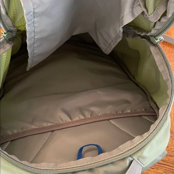 Camelbak Green Cloud Walker 18 Daypack with Mesh Side Pockets - Picture 4 of 5